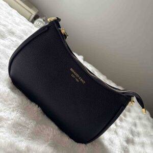 Handtasche schwarz getragen mit Gold akzent