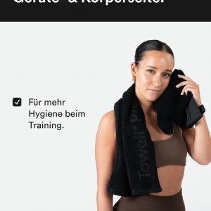 STRYVE Sporthandtuch – Das Original aus DHDL – Towell+ Pro – All Black – 105 x 42,5 cm – Magnetclip & Rutschschutz – Hygienisch & Funktional – Ideales Handtuch fürs Gym verfügbar