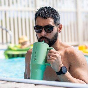 HydroJug Traveler – Wasserflasche mit Griff und Klapp-Trinkhalm, passt in Becherhalter, auslaufsicherer Becher, wiederverwendbar, isolierter Edelstahl und Gummiboden, Geschenke für Damen und Herren