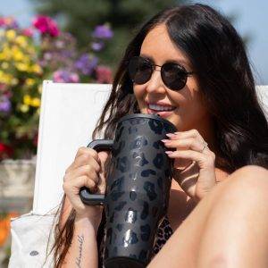 HydroJug Traveler – Wasserflasche mit Griff und Klapp-Trinkhalm, passt in Becherhalter, auslaufsicherer Becher, wiederverwendbar, isolierter Edelstahl und Gummiboden, Geschenke für Damen und Herren