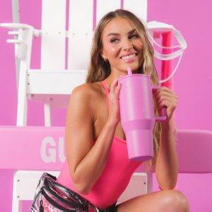 HydroJug Traveler – Wasserflasche mit Griff und Klapp-Trinkhalm, passt in Becherhalter, auslaufsicherer Becher, wiederverwendbar, isolierter Edelstahl und Gummiboden, Geschenke für Damen und Herren