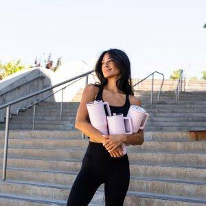 HydroJug Traveler – Wasserflasche mit Griff und Klapp-Trinkhalm, passt in Becherhalter, auslaufsicherer Becher, wiederverwendbar, isolierter Edelstahl und Gummiboden, Geschenke für Damen und Herren