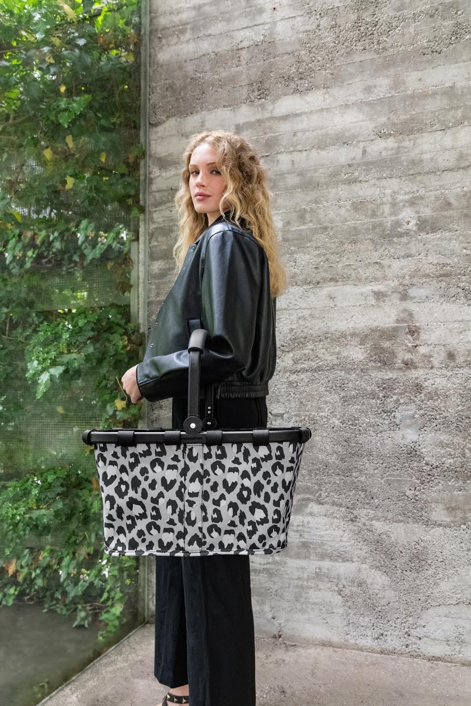 reisenthel carrybag frame leo nero – Stabiler Einkaufskorb mit viel Stauraum und praktischer Innentasche – Elegantes und wasserabweisendes Design – Bild 4