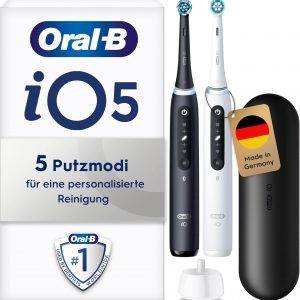 Oral-B iO Series 5 Elektrische Zahnbürste Doppelpack — Electric Toothbrush, Inkl. 2 Aufsteckbürsten und Reise-Etui — 5 Putzmodi für Zahnpflege, Zahnbürste Elektrisch, Designed by Braun, Schwarz/Weiß