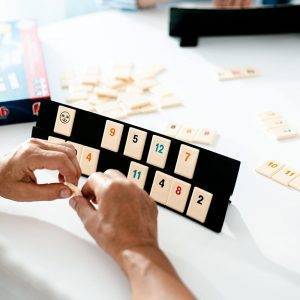 Jumbo Spiele Original Rummikub Classic - Klassische Gesellschaftsspiele - Brettspiele für Erwachsene und Kinder ab 7 Jahren