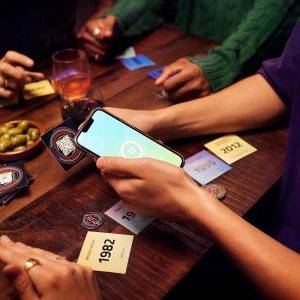 Hitster Original, EIN Party- und Kartenspiel für Erwachsene und Familien - 2 bis 10 Spieler ab 16 Jahren, Deutsch (DE)