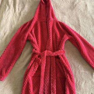 kuscheliger Bademantel knielänge kirschrot