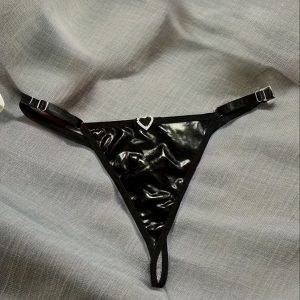 🖤 Verführerischer Lack-Tanga mit Herzdetail - Grösse S