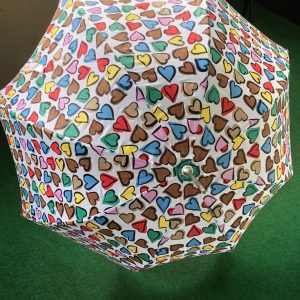 Moschino Regenschirm mit Herzmuster, neuwertig