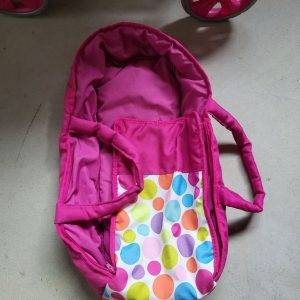 Puppen Kinderwagen zu spielen