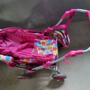 Puppen Kinderwagen zu spielen
