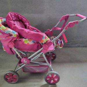 Puppen Kinderwagen zu spielen