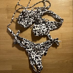 Schöner Bikini mit Tiermuster